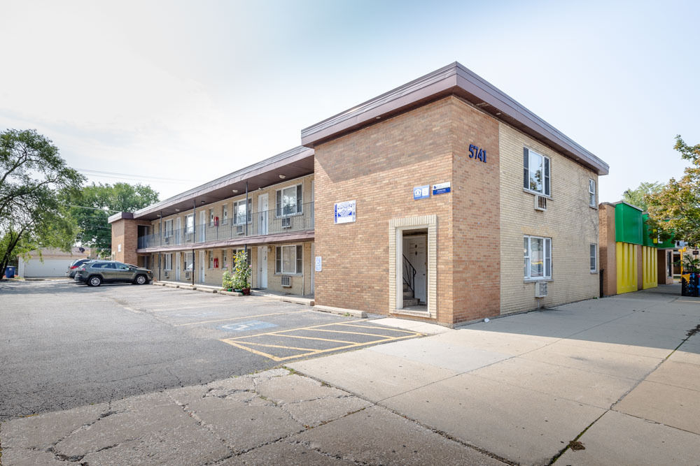 Property Photo: 5741 W 35th Street 1F IL 60804