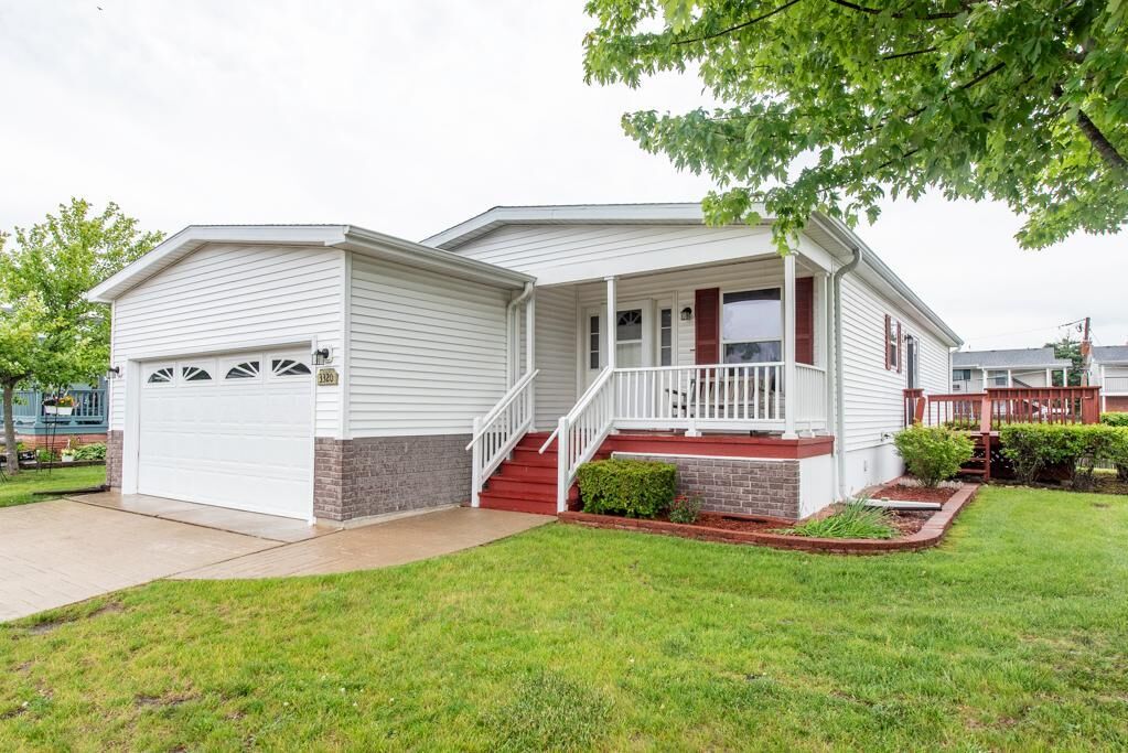 Property Photo: 3320 Evergreen Lane IL 60085