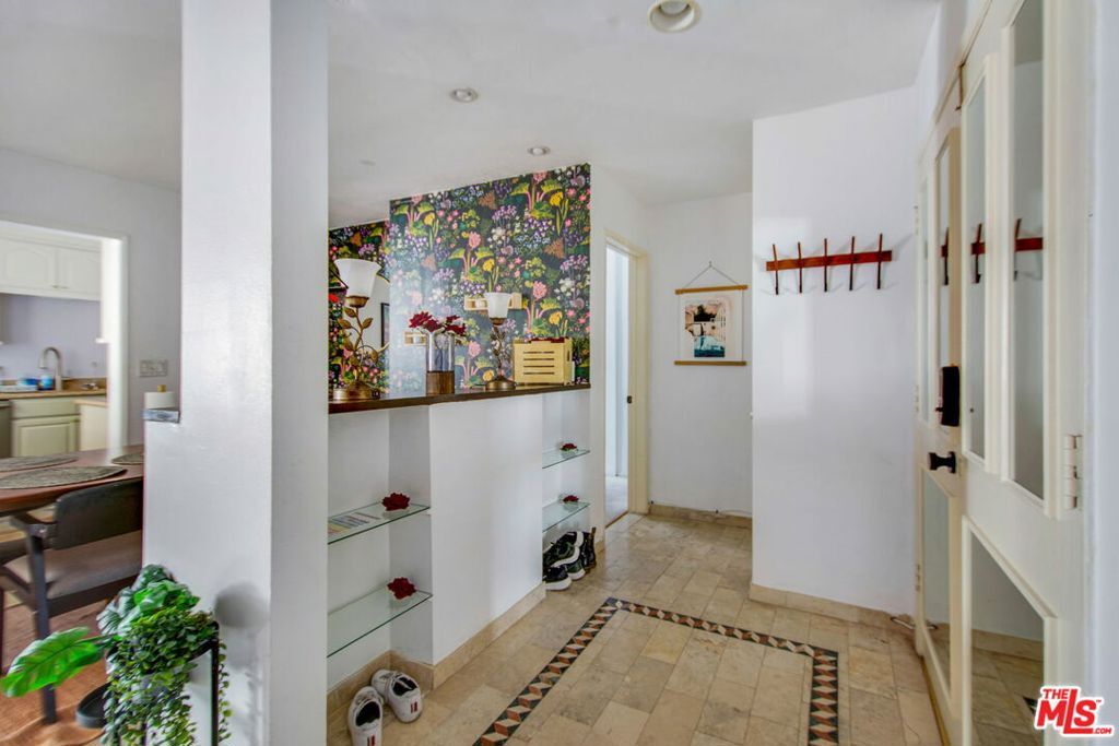 Property Photo: 5651 Sumner Way 209 CA 90230