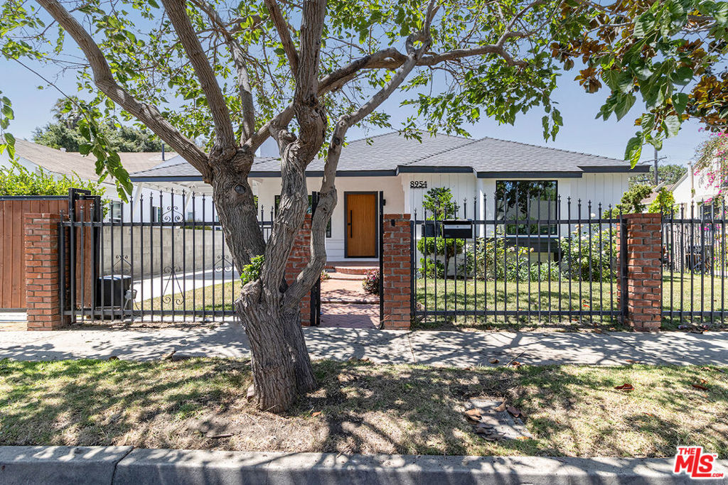 Property Photo:  8954 Kramerwood Place  CA 90034 