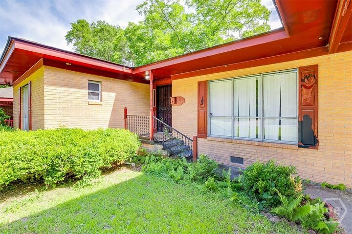 Property Photo:  1119 W 49th Street  GA 31405 