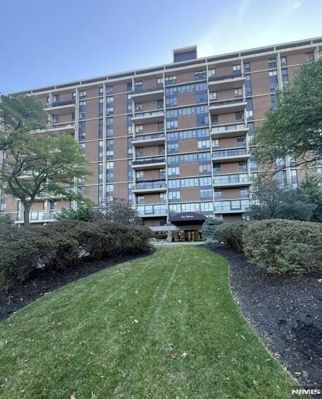 Property Photo:  4 Horizon Road 1207  NJ 07024 