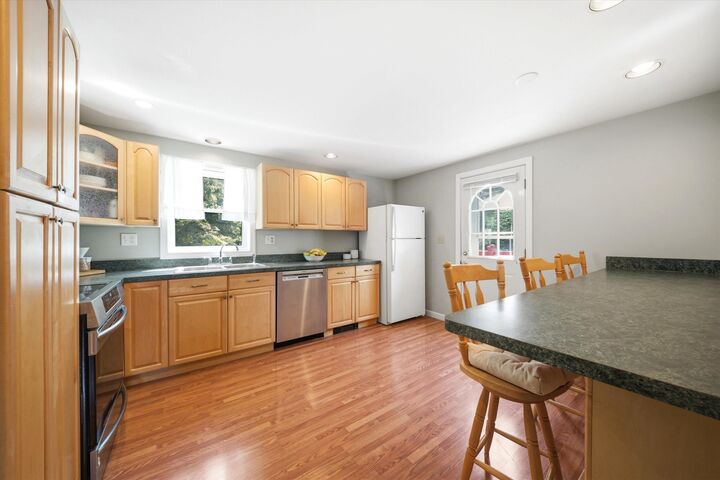 Property Photo: 8 Oriole Lane NH 03053