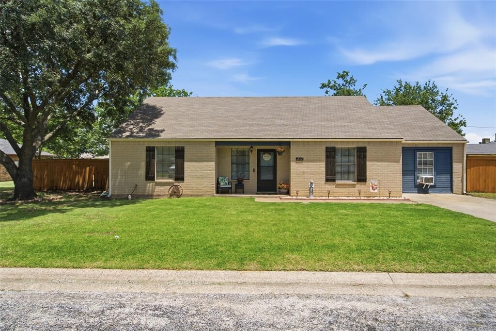 Property Photo: 217 N Laramie Circle TX 76258