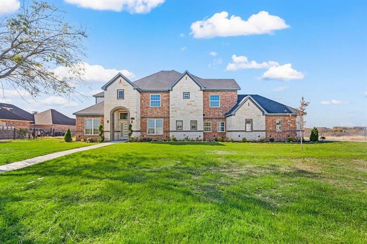 Property Photo:  828 Mallard Pointe Drive  TX 75104 