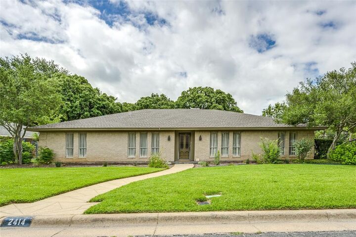 Property Photo: 2414 Lakeview Circle TX 76013