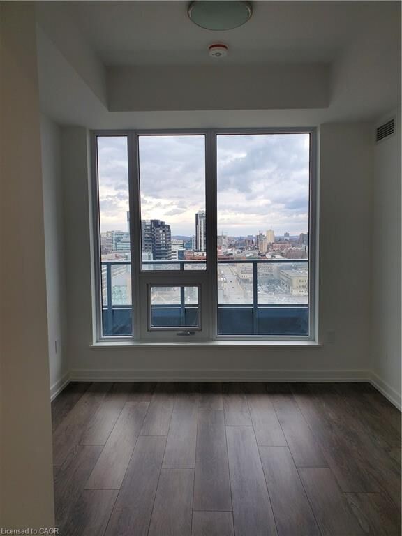 Property Photo:  15 Wellington Street 1504  ON N2G 0E4 