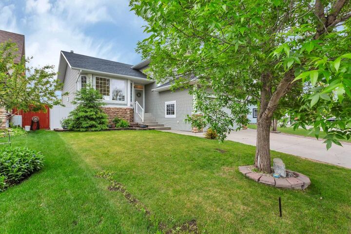 Property Photo: 33 Walker Boulevard AB T4L 7E4