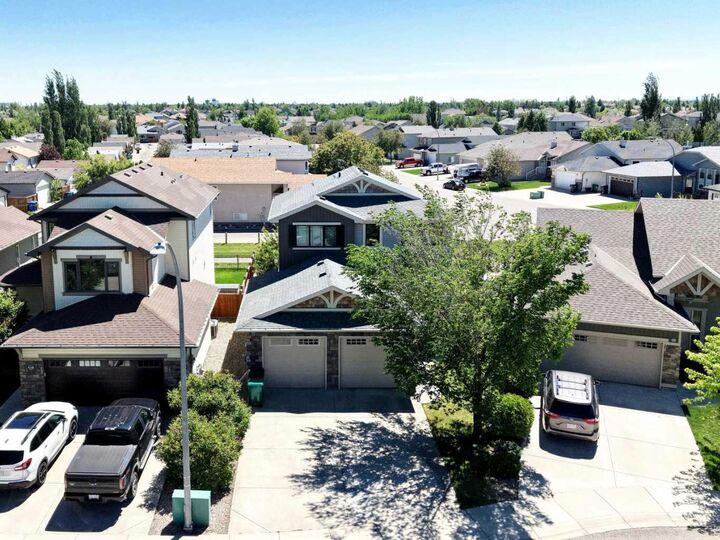 Property Photo: 422 Lynx Terrace N AB T1H 6Z6