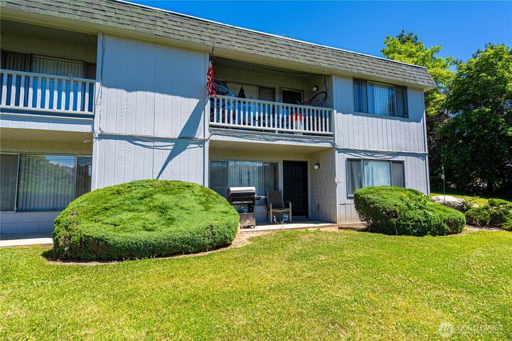 Property Photo:  933 N Baker Avenue 1-16  WA 98802 