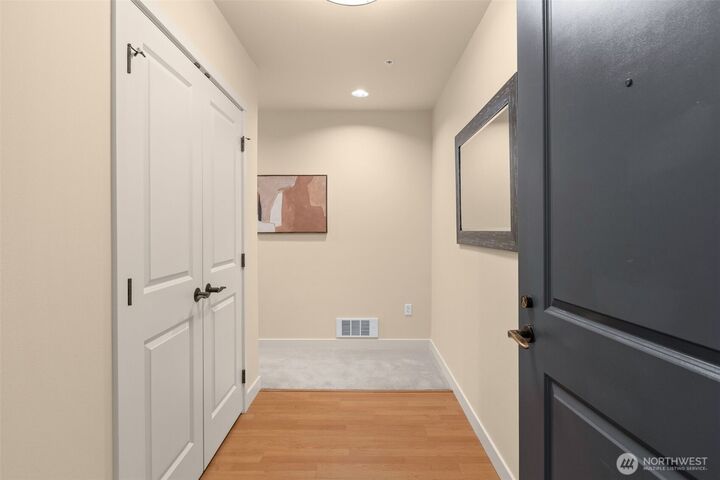 Property Photo: 5001 California Avenue SW 504 WA 98136