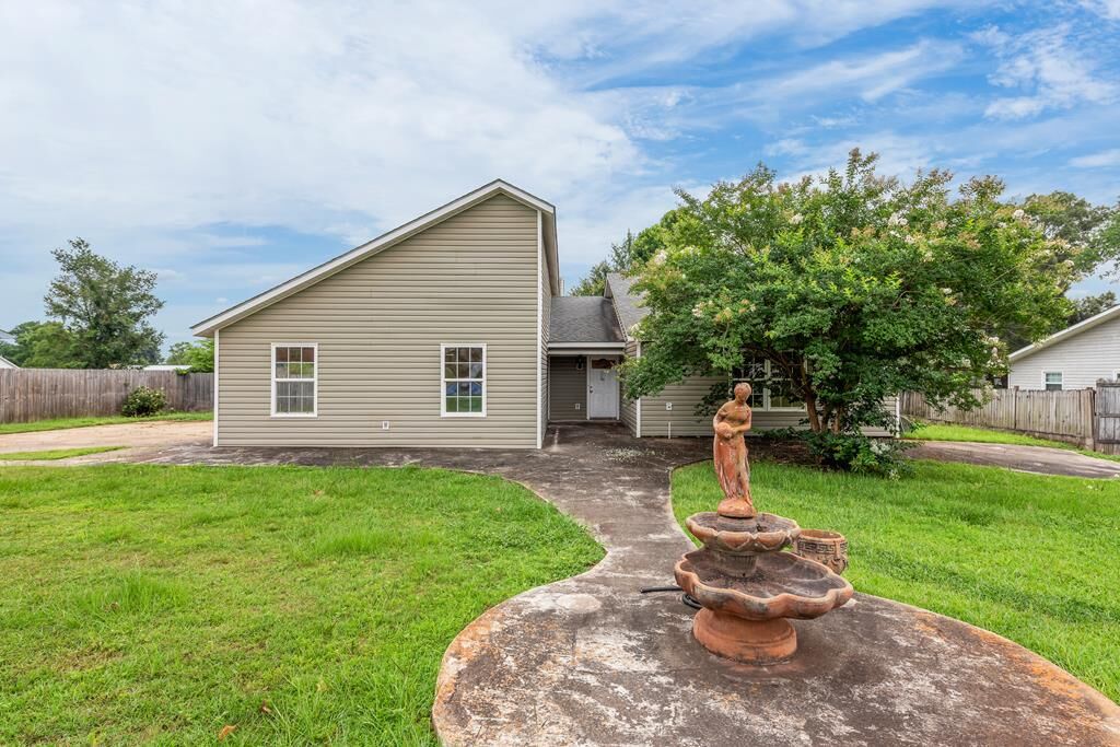 Property Photo:  106 E Pondella Dr  AL 36330 