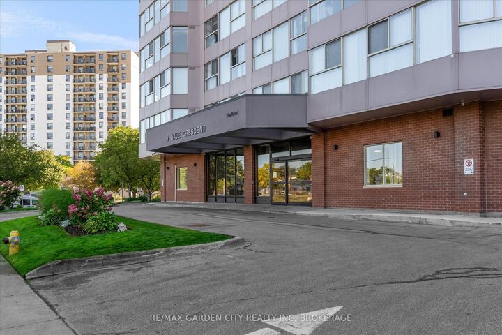 Property Photo: 7 Gale Crescent 1111 ON L2R 7M8