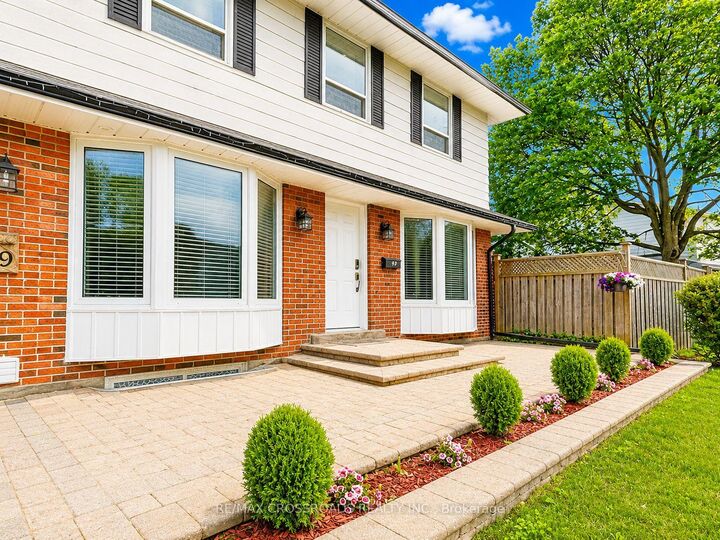 Property Photo: 49 King Louis Crescent ON M1T 2X1