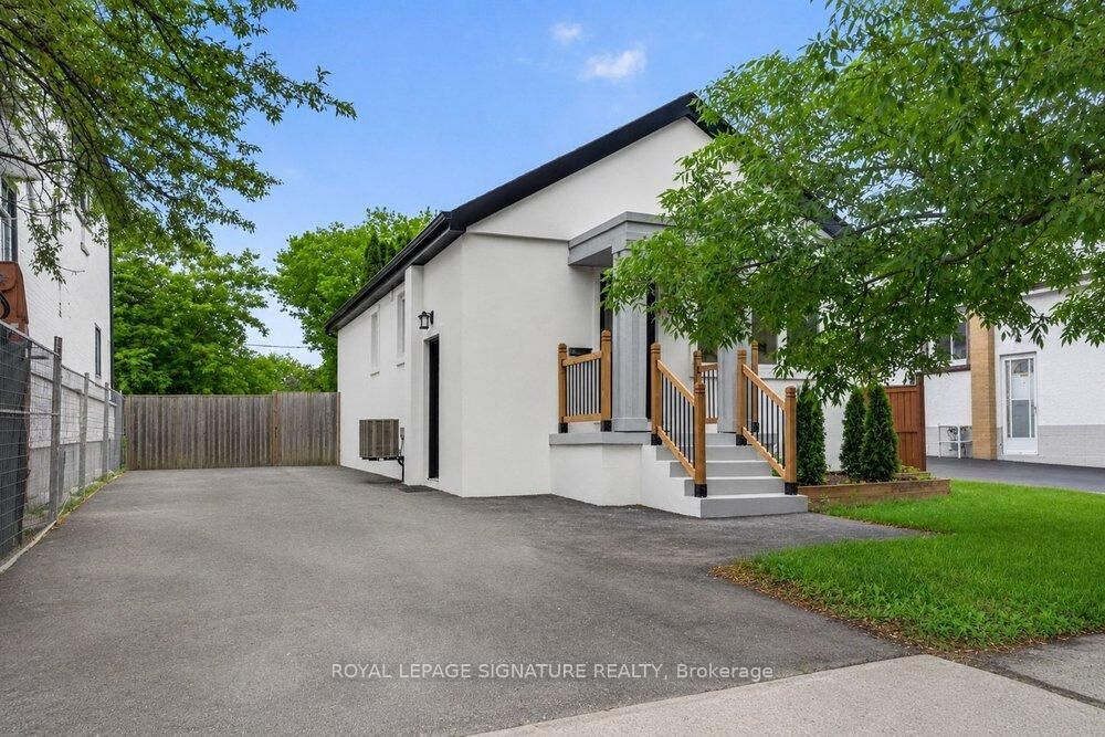 Property Photo:  297 Kennedy Road  ON M1N 3P6 