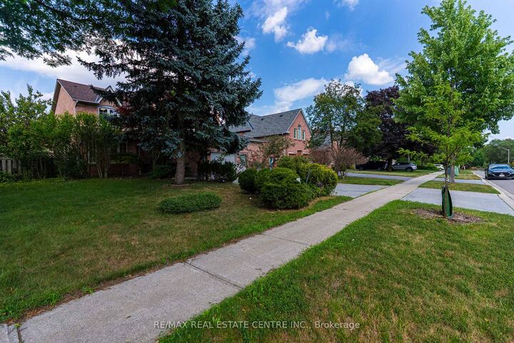 Property Photo: 4623 Hewicks Lane ON L5M 3L8