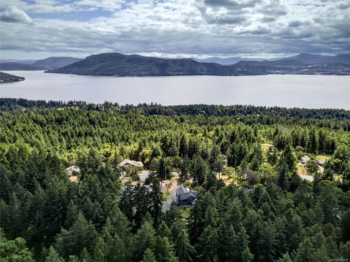 Property Photo: 112 Murrelet Pl BC V8K 1G9