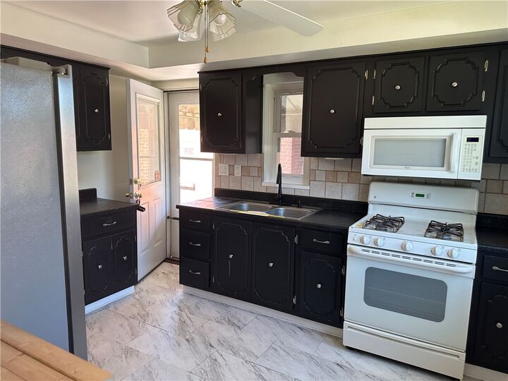 Property Photo:  116 Knox St  PA 15017 
