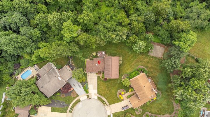 Property Photo:  124 Windsor Court  PA 15146 