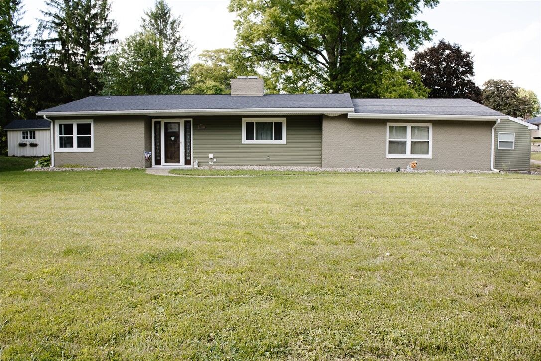 Property Photo: 809 E Pine St PA 16127