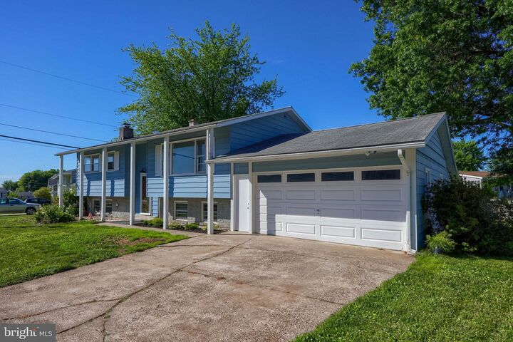 Property Photo:  8 Heathglen Road  PA 17057 