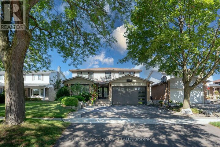 Property Photo: 2545 Evelyn Court ON L5A 3V1