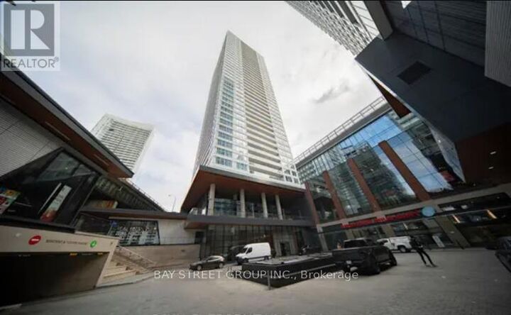 Property Photo: 17 Bathurst Street 916 ON M5V 0N1
