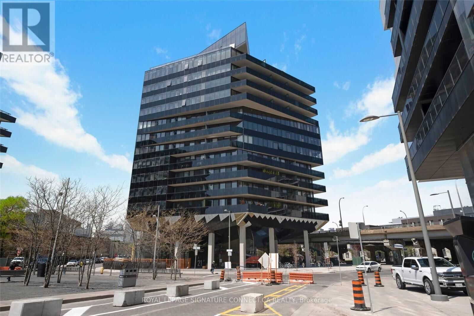 Property Photo:  21 Lawren Harris Square 910  ON M5A 0T4 