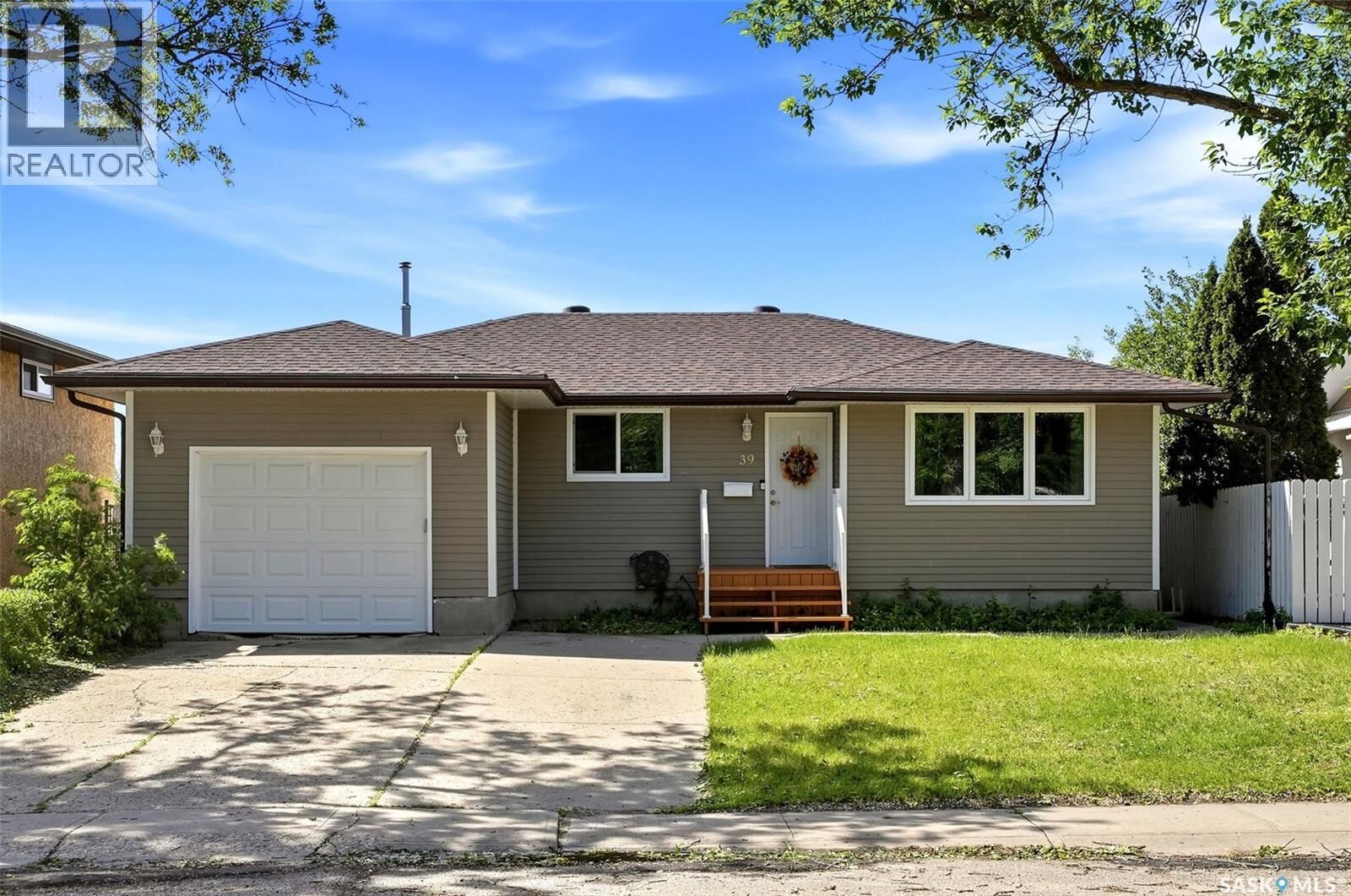 Property Photo:  39 Bothwell Crescent  SK S4R 5Y7 