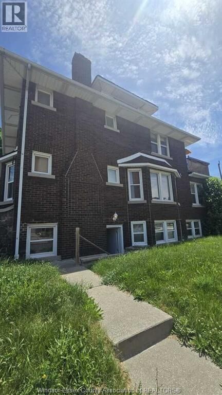 Property Photo:  805 Giles Boulevard East Lower  ON N9A 4E7 