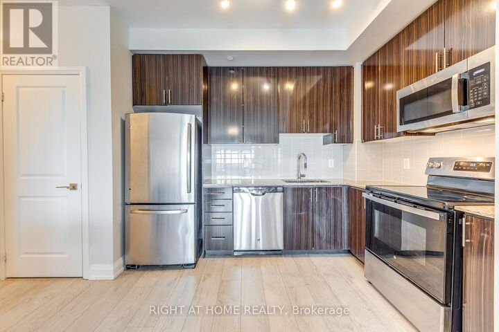 Property Photo:  7171 Yonge Street 2415  ON L3T 0C5 
