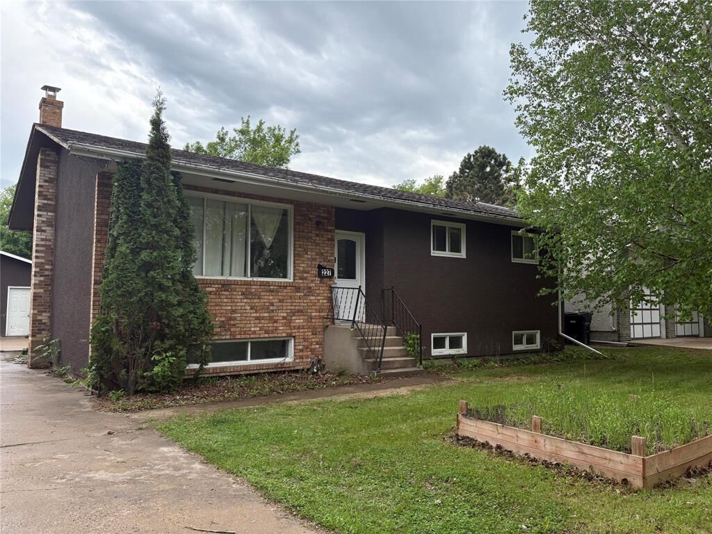 Property Photo: 227 Davidson Avenue East MB R7N 2Z4