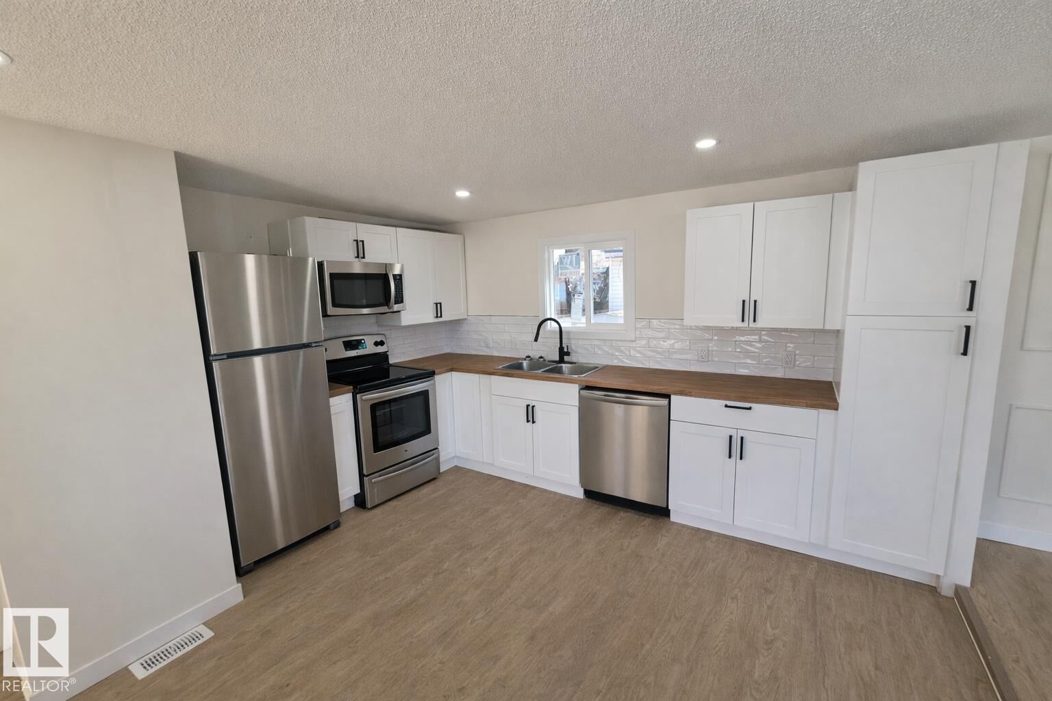 Property Photo:  305 Calahoo Road 92  AB T7X 3K7 
