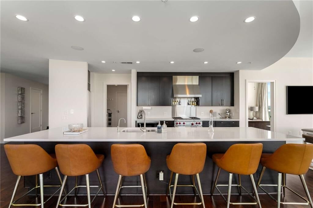 Property Photo:  3325 Piedmont Road NE 2006  GA 30305 