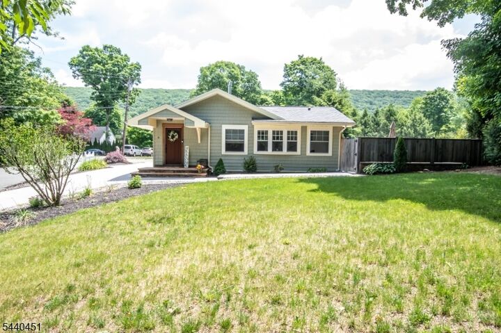 Property Photo:  6 Ford Dr  NJ 07438 