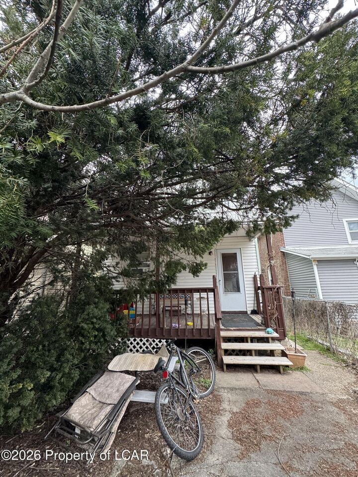 Property Photo:  28 Walnut Street  PA 18702 