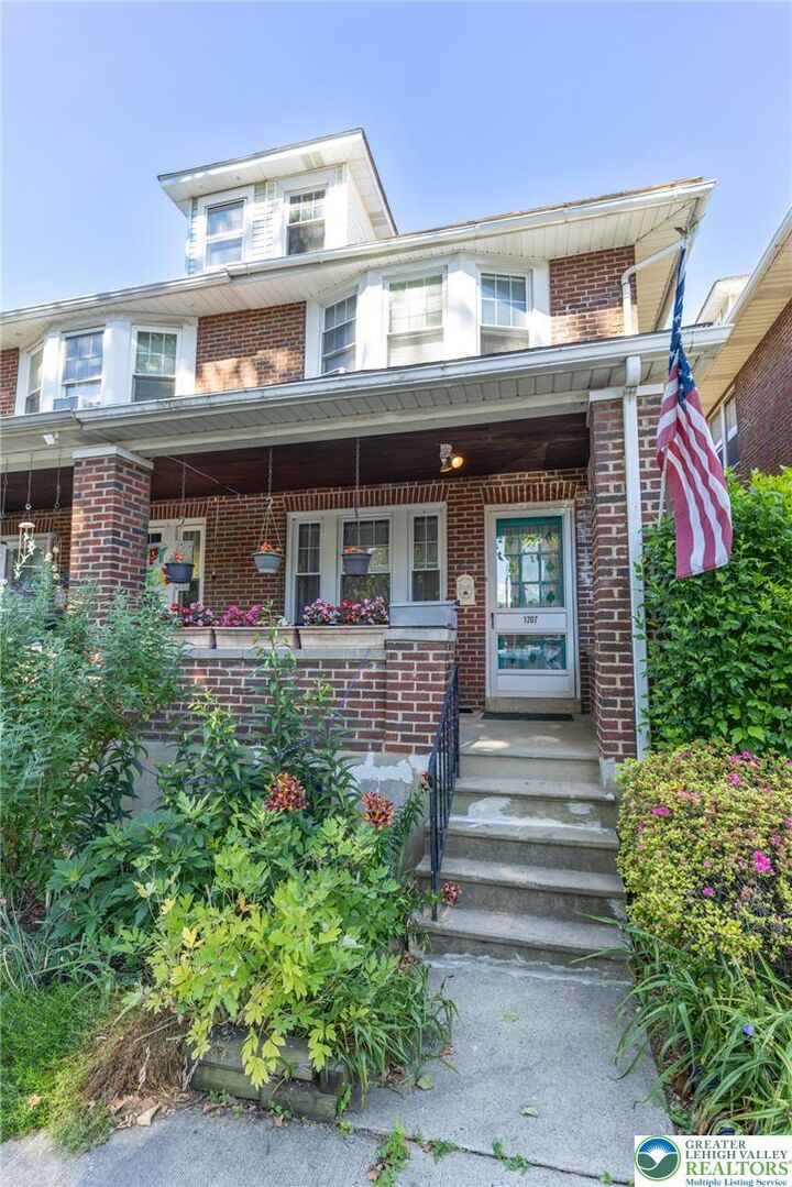 Property Photo:  1207 Maple Street  PA 18018 