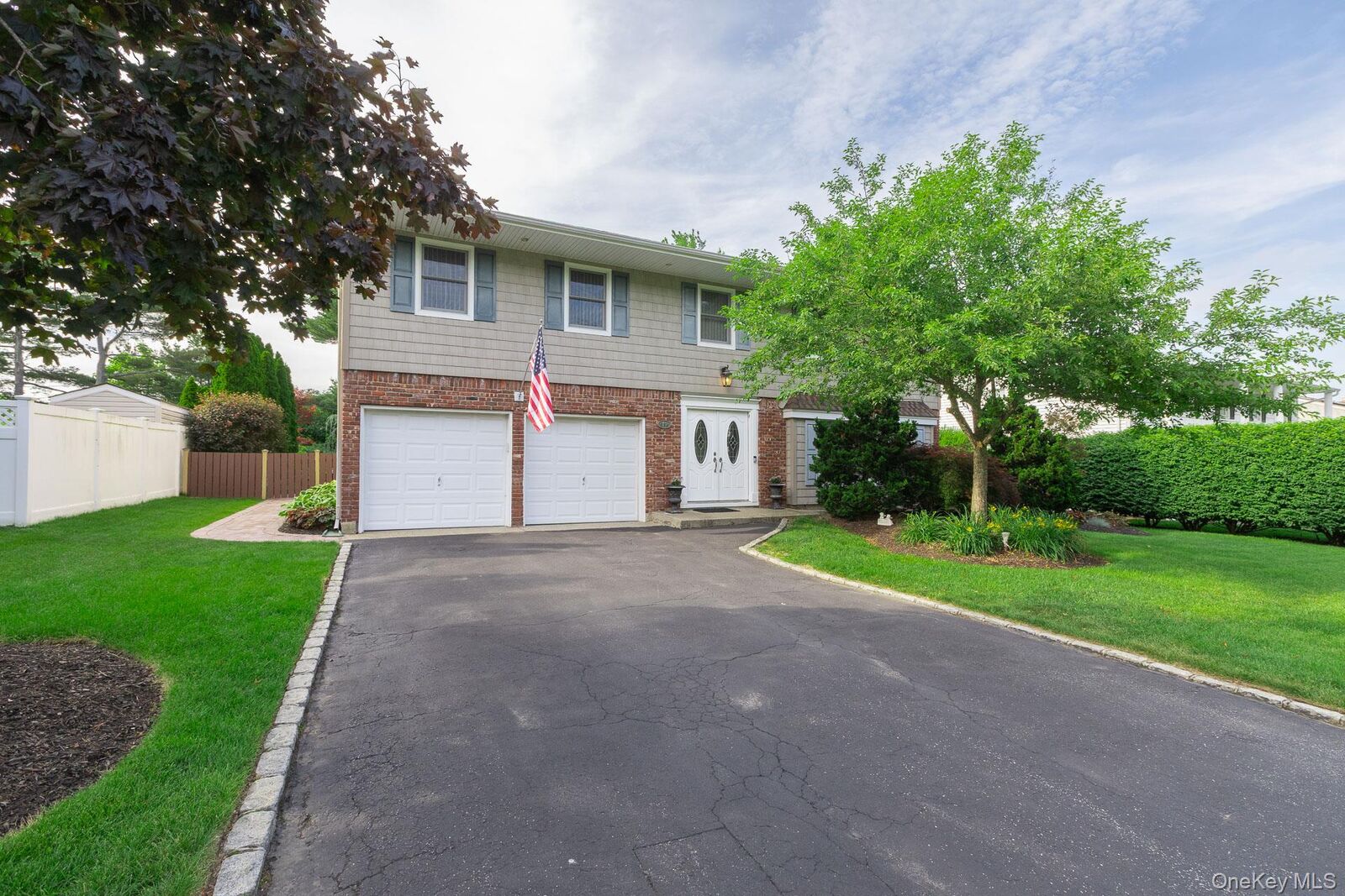 Property Photo:  19 Knoll Lane  NY 11787 