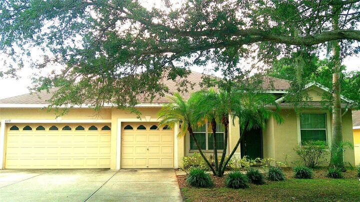 Property Photo: 609 Cedar Waxwing Drive FL 33510