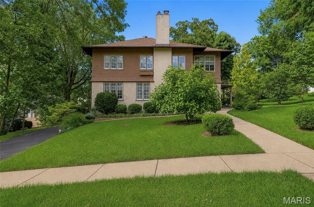 Property Photo: 445 Algonquin Place MO 63119