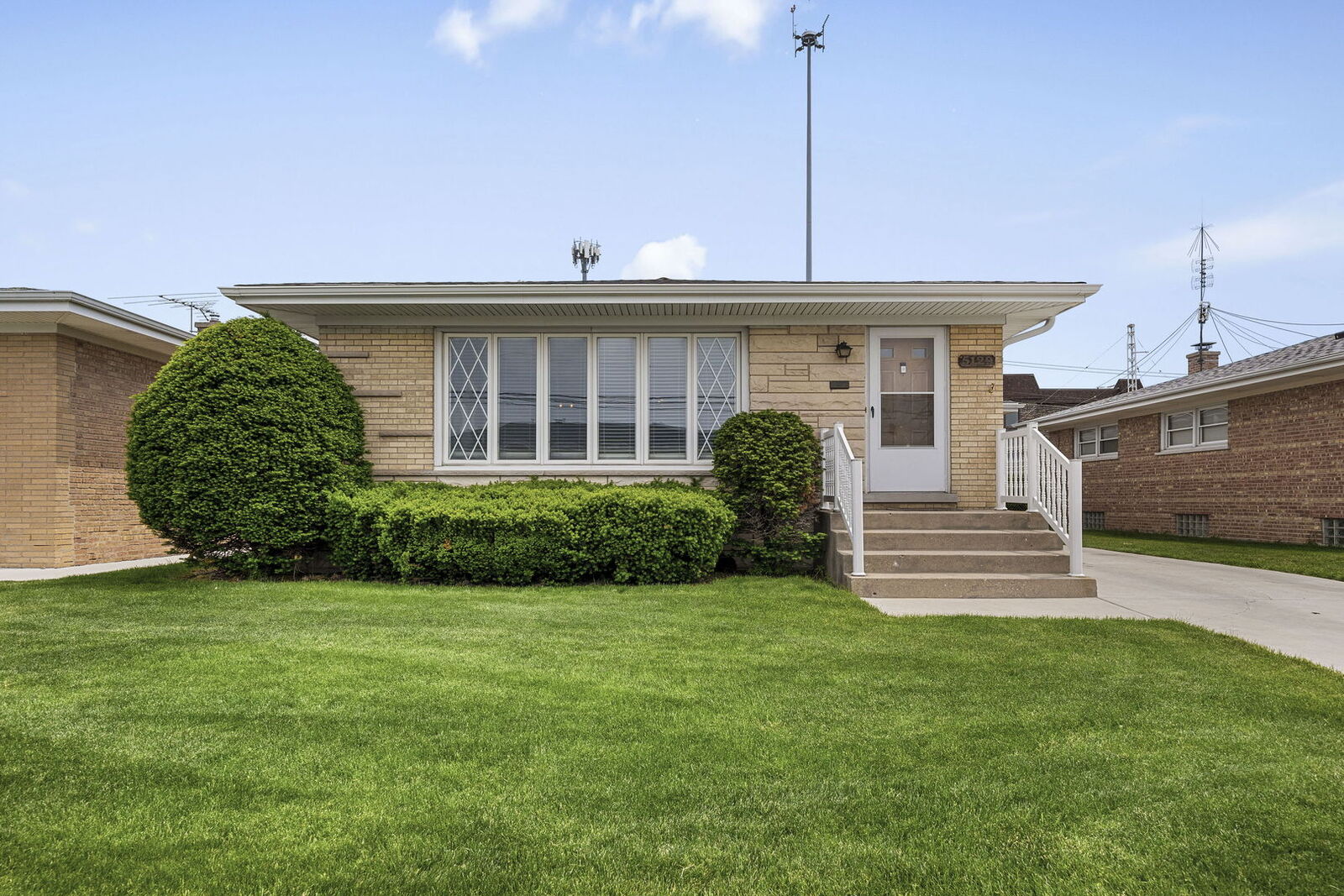 Property Photo: 5129 N Chester Avenue IL 60656