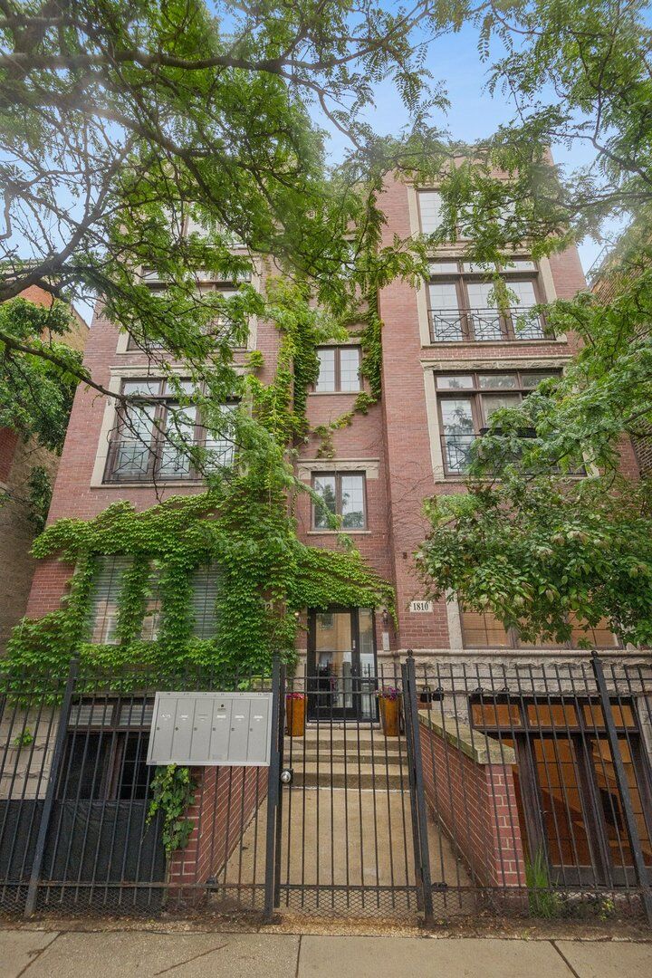 Property Photo: 1810 W Armitage Avenue 1E IL 60622