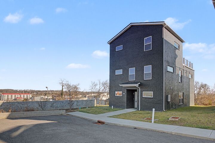 Property Photo: 1241 N Avondale Cir 121 TN 37207