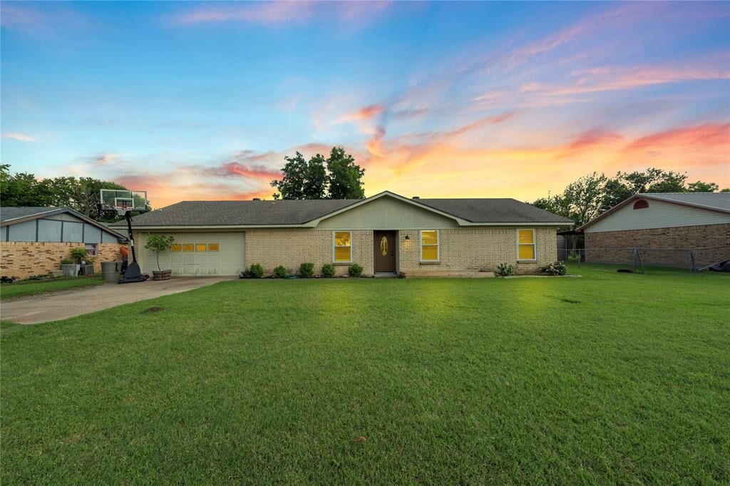 Property Photo: 837 W 3rd Street TX 76524