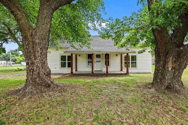 Property Photo:  216 E Beech Street  OK 73051 