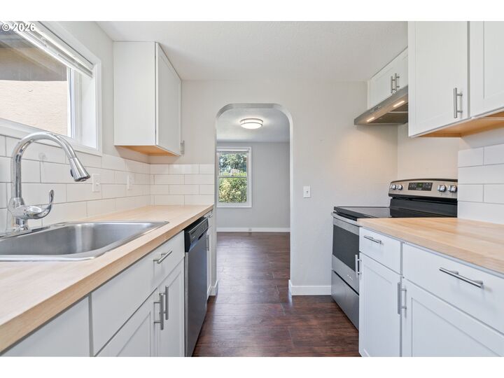Property Photo: 16122 NE Glisan St OR 97230