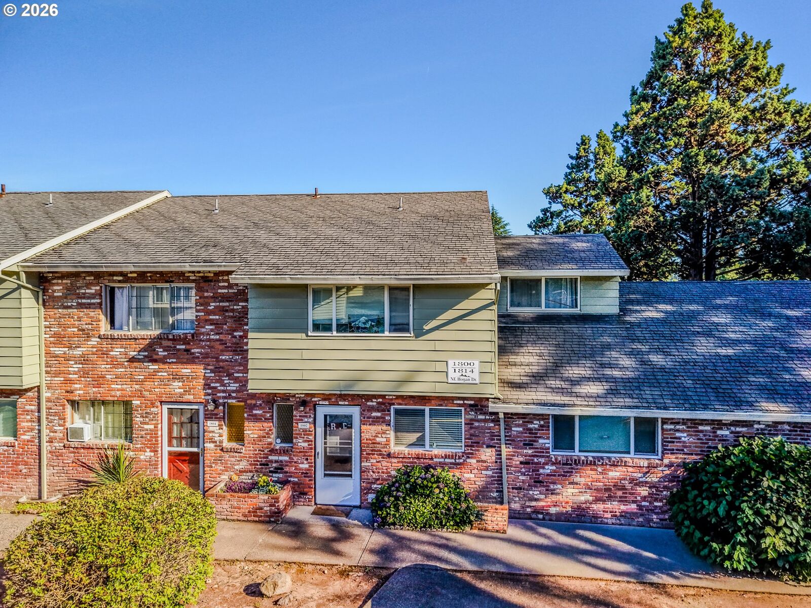Property Photo:  1802 NE Hogan Dr  OR 97030 