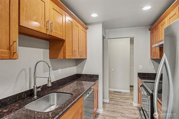 Property Photo: 9905 NE 124 Street 704 WA 98034