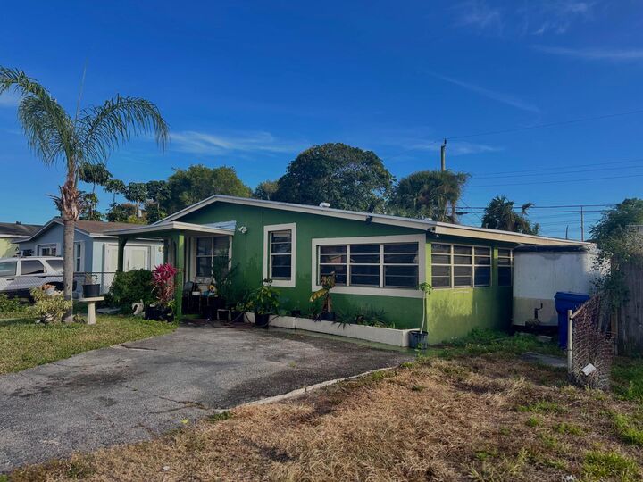 Property Photo: 925 W 3rd Street FL 33404