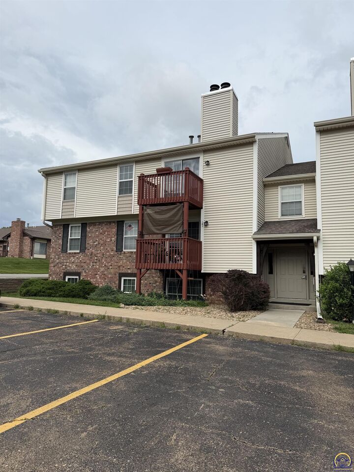 Property Photo:  2925 SW Maupin Ln Apt. 201  KS 66614 